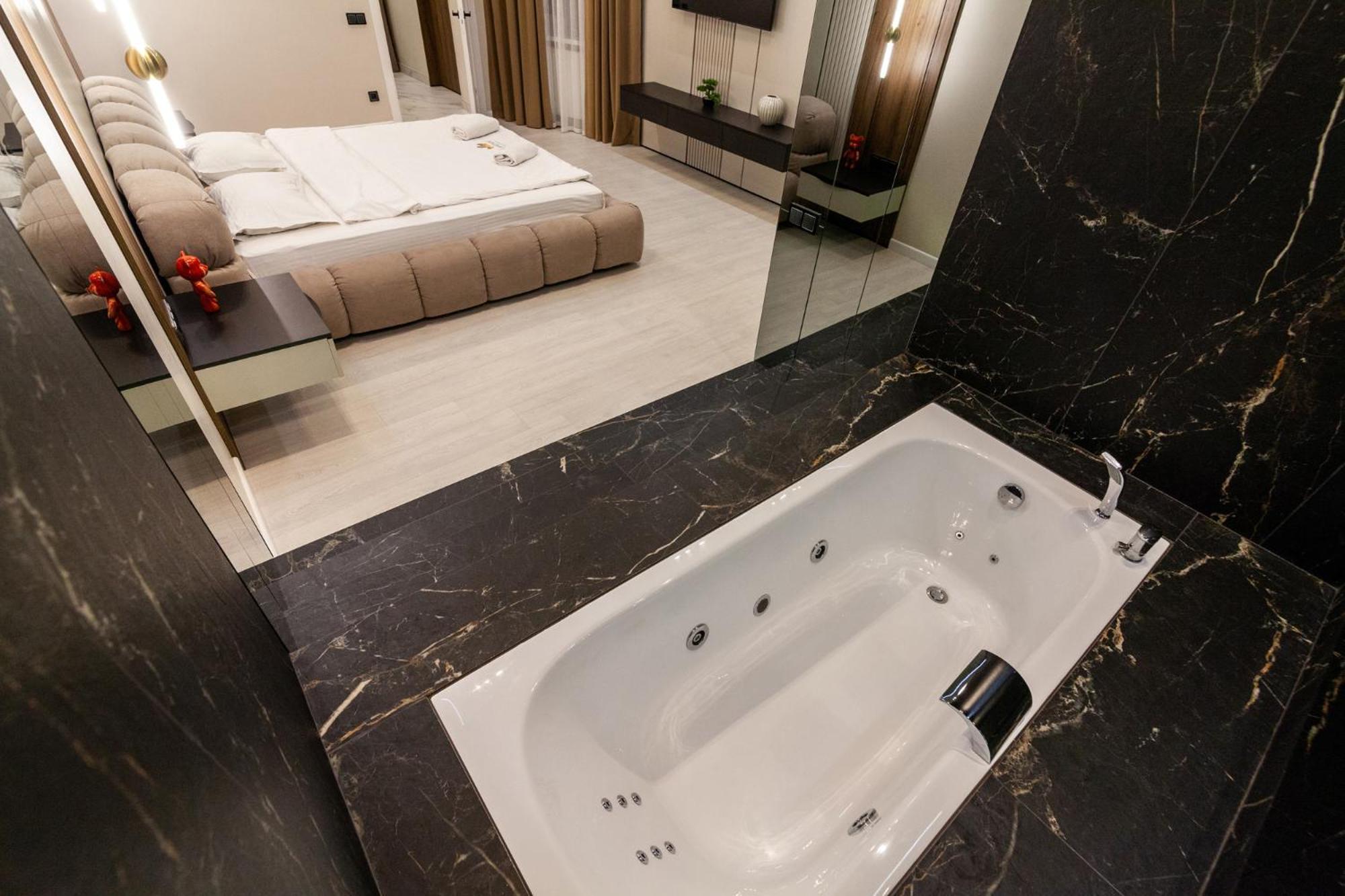 Leogrand Jacuzzi On Malaniuka 2 Apartment Lviv Exterior photo